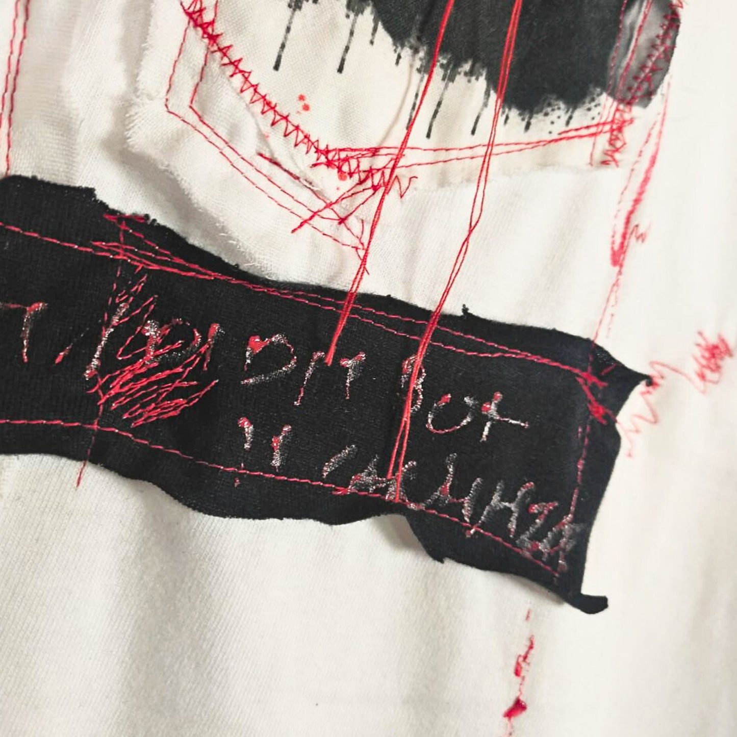 White | & Art Knit Patch Design T-shirt