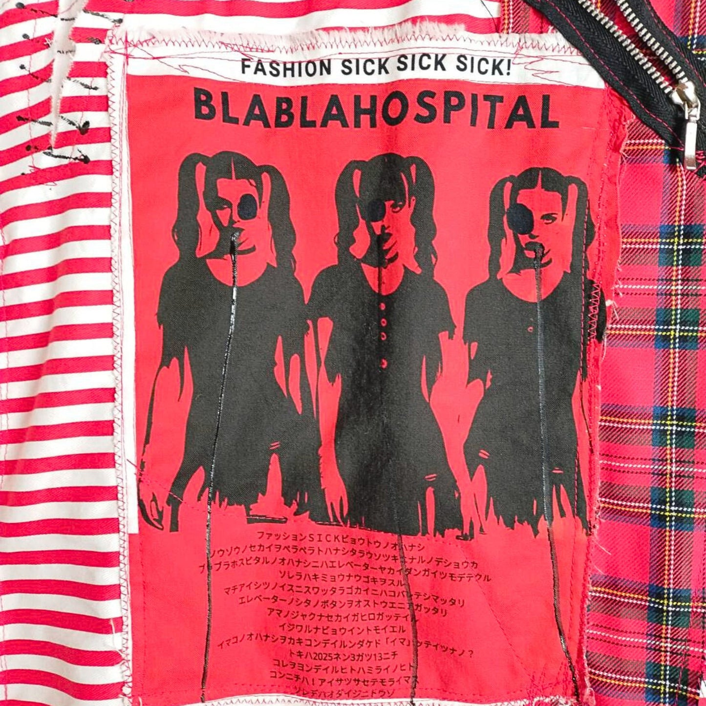 赤ぶち白Tシャツ