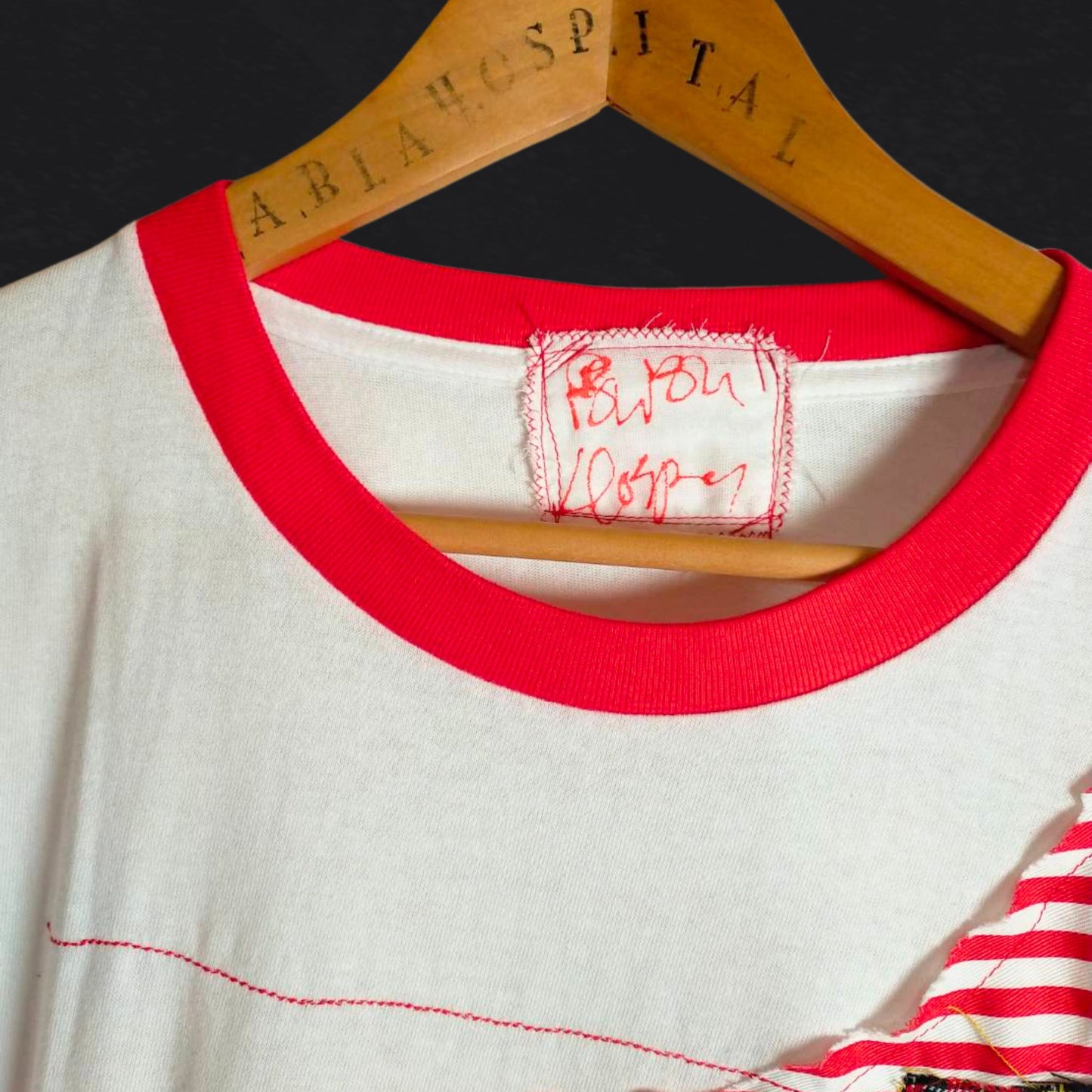 赤ぶち白Tシャツ