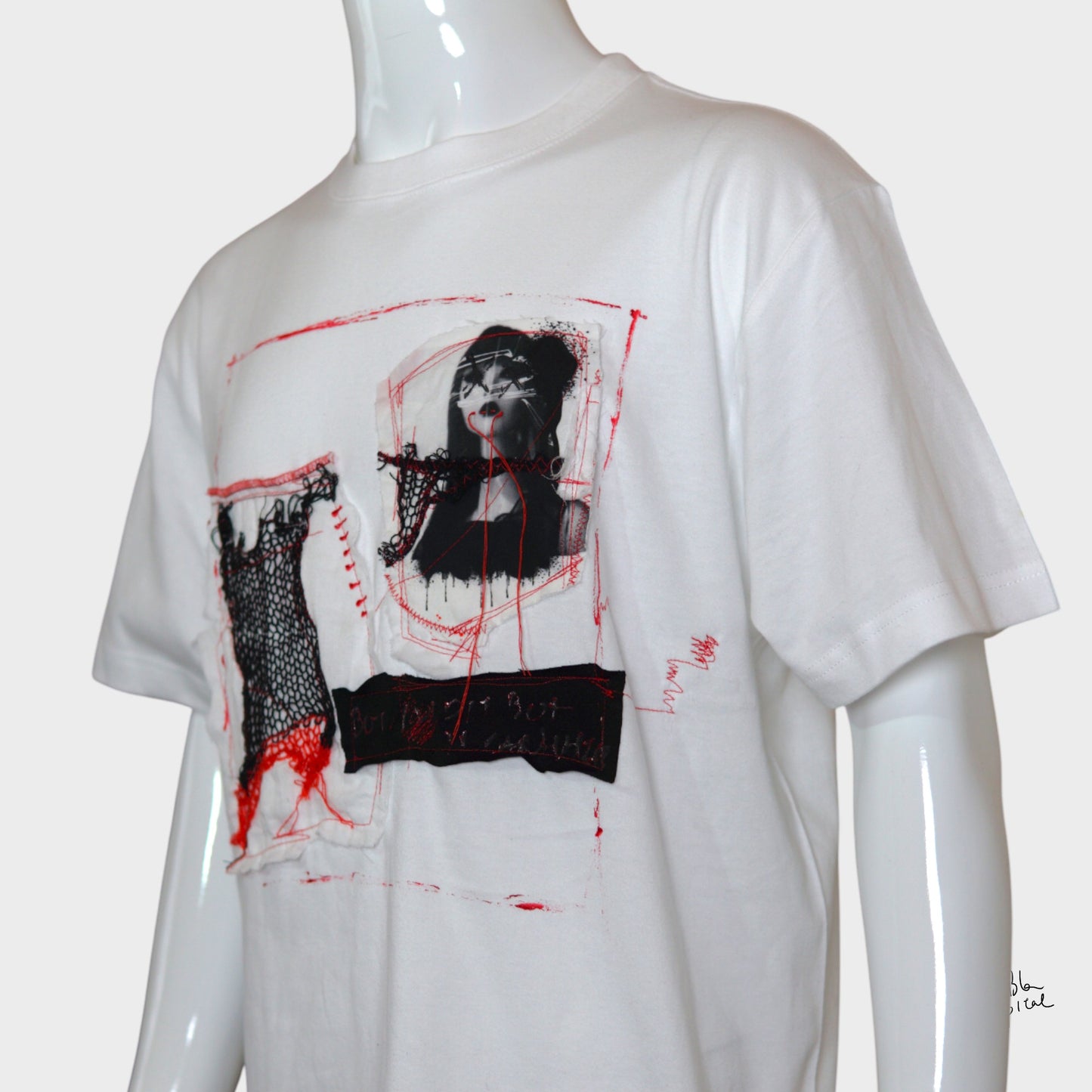 White | & Art Knit Patch Design T-shirt