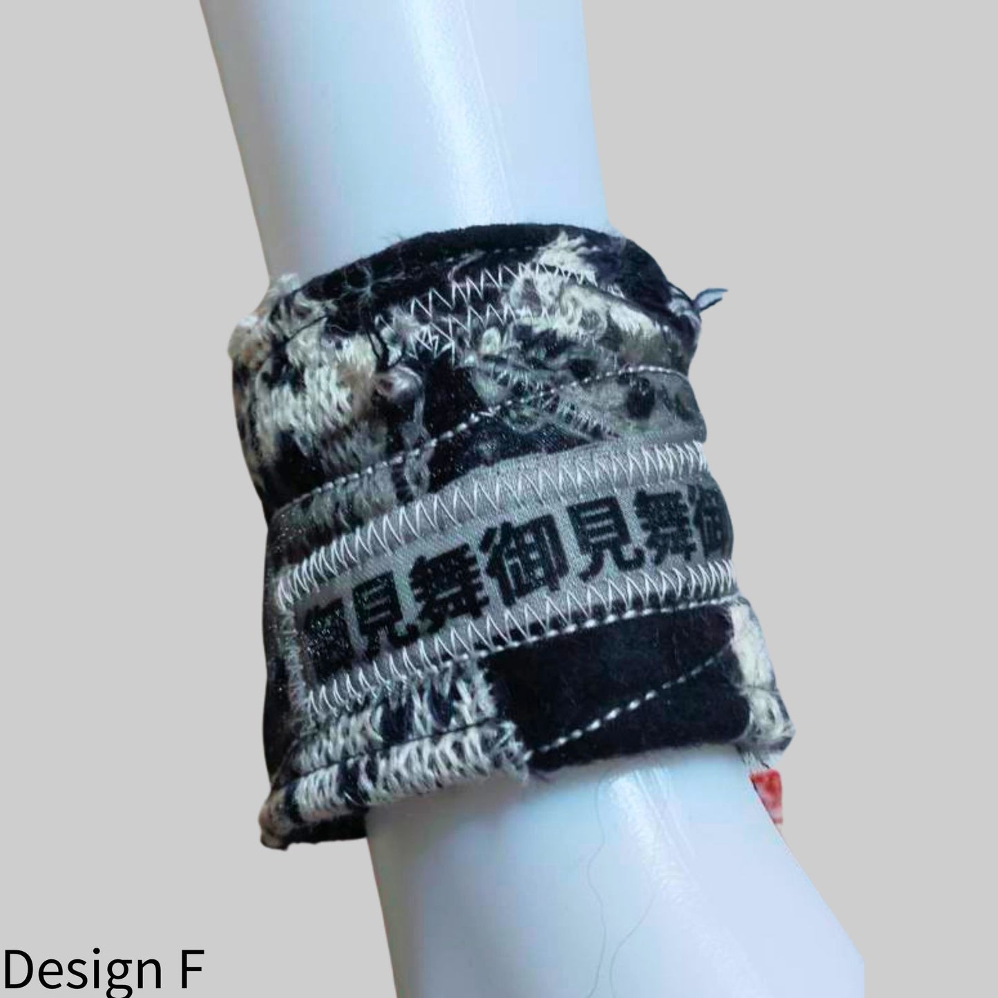 Armband mit japanischen Schriftzeichen aus Strick und Wolle