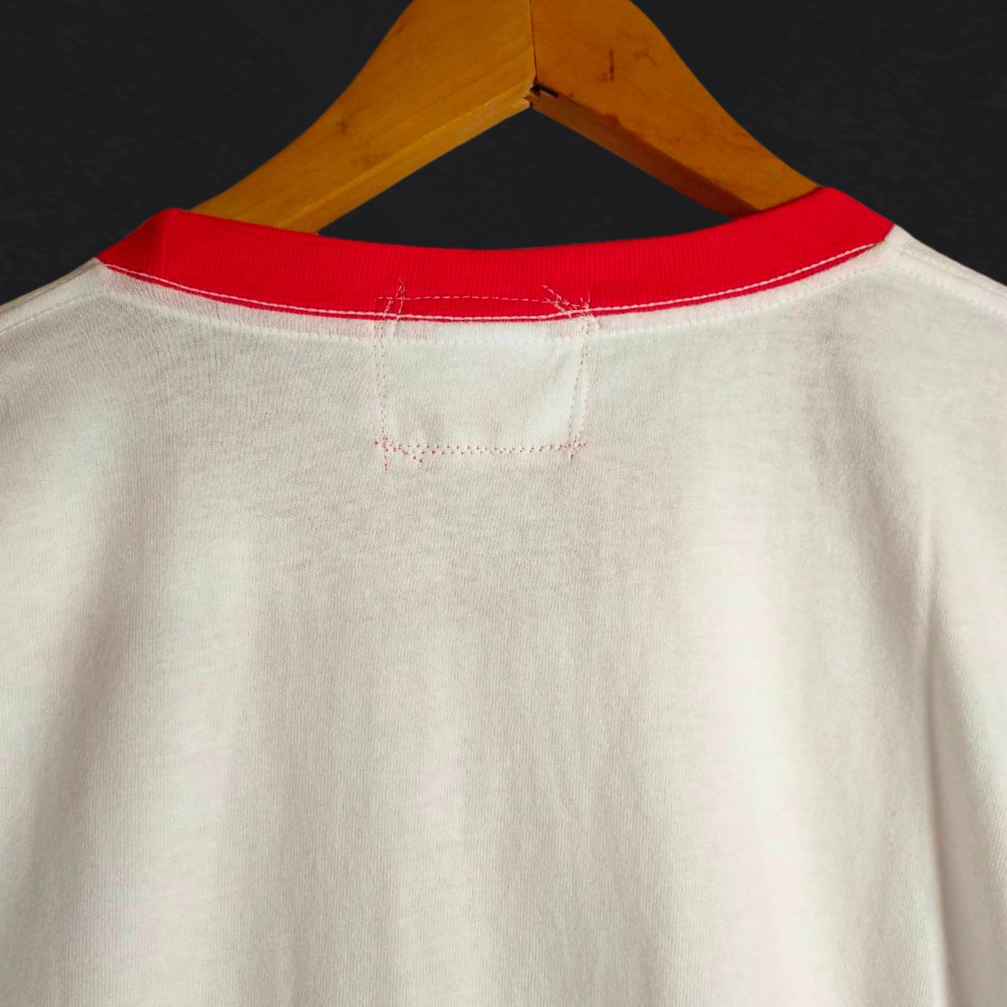 赤ぶち白Tシャツ　