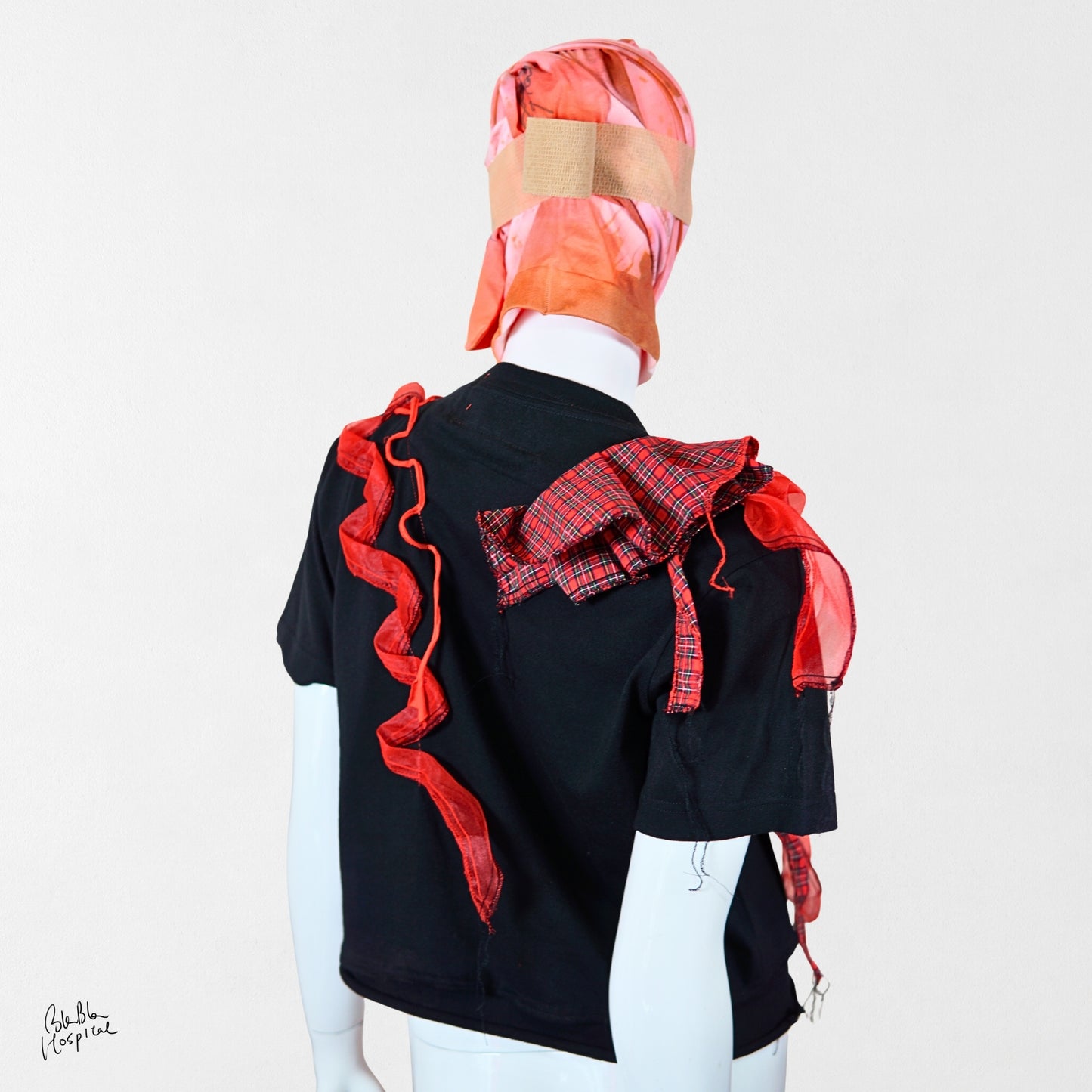 Heart No.002 | 衝動感覚ドレーピング – 黒 T-shirt