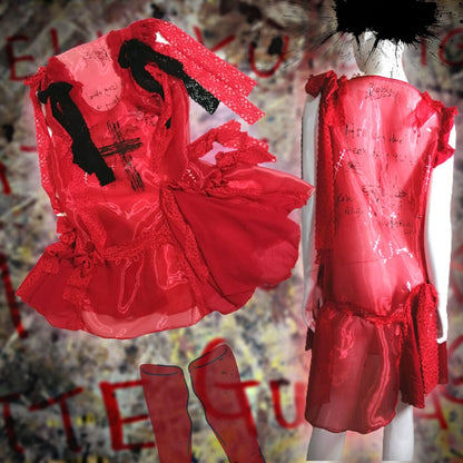 Durchsichtiges rotes Kleid