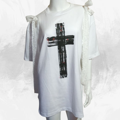 Weißes Spitzenband x Kreuzfarbe Weißes T-Shirt